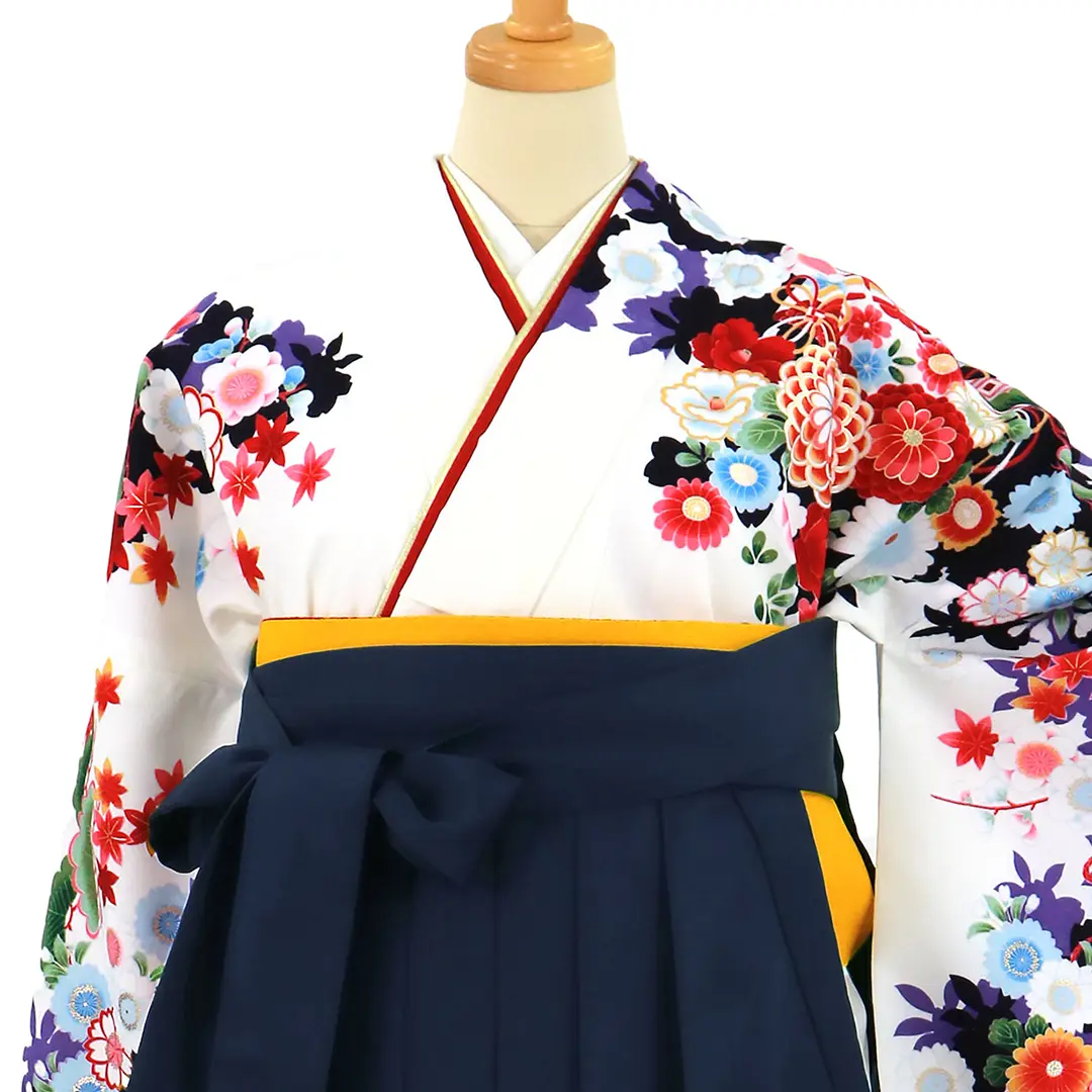 白地に几帳と花尽くし、紺袴（無地）（二尺袖）／卒業式／正面詳細