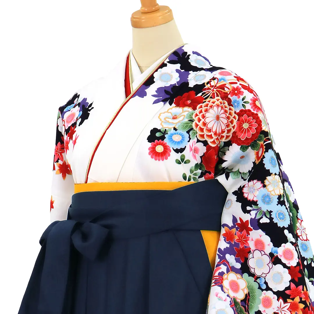 白地に几帳と花尽くし、紺袴（無地）（二尺袖）／卒業式／斜め詳細