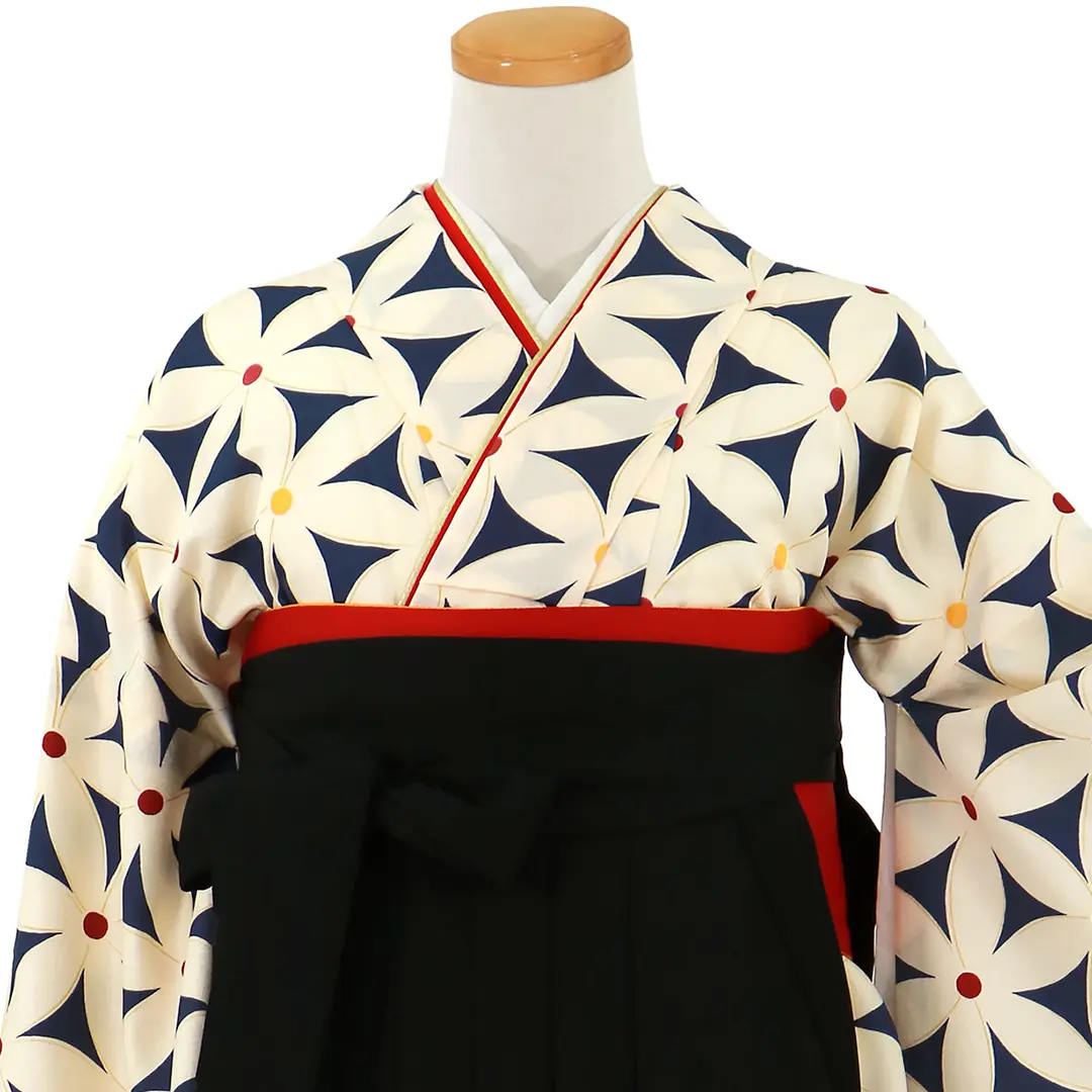 ≪ヒロミチナカノ≫紺地に花模様・黒袴（無地） （二尺袖）／卒業式／正面詳細