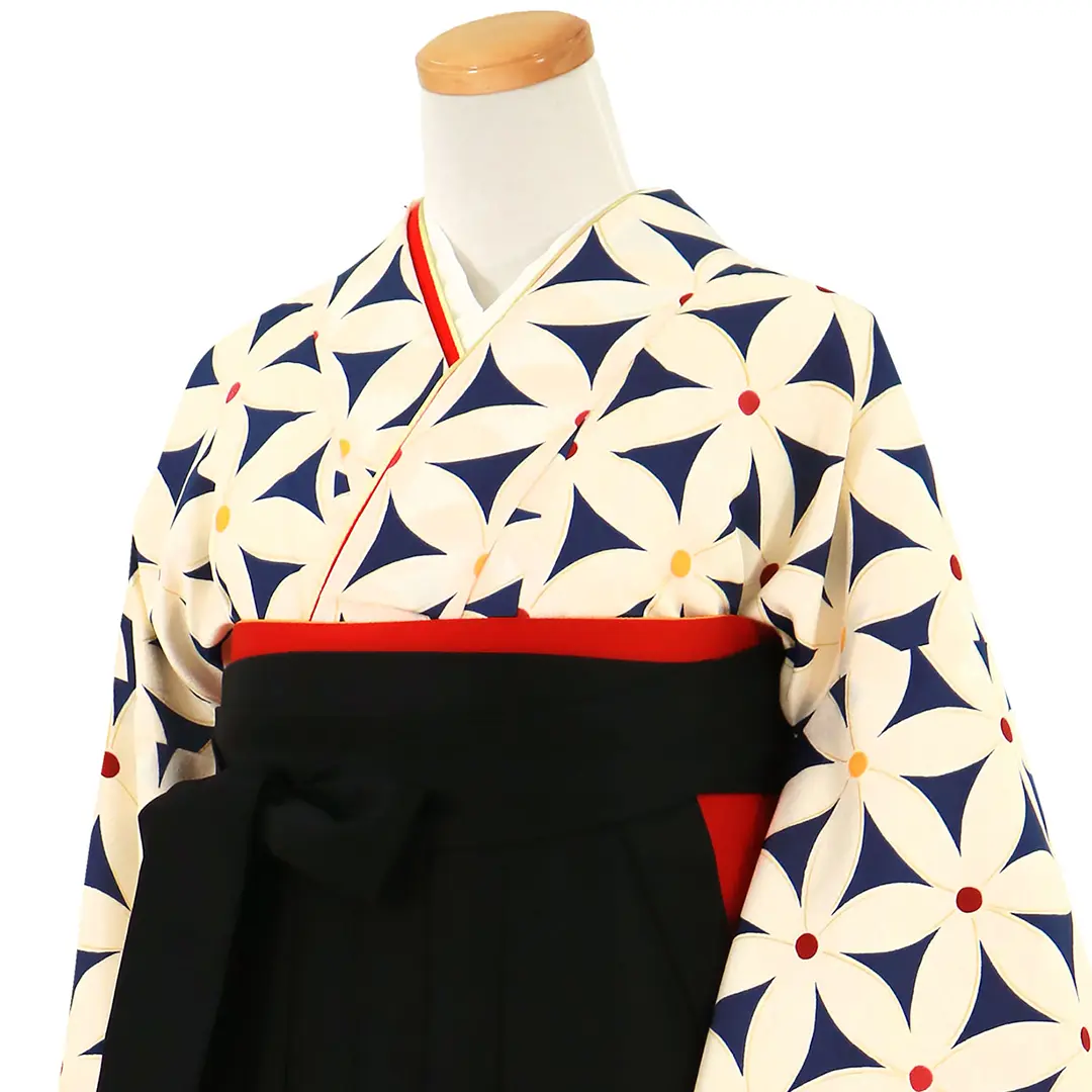 ≪ヒロミチナカノ≫紺地に花模様・黒袴（無地） （二尺袖）／卒業式／斜め詳細