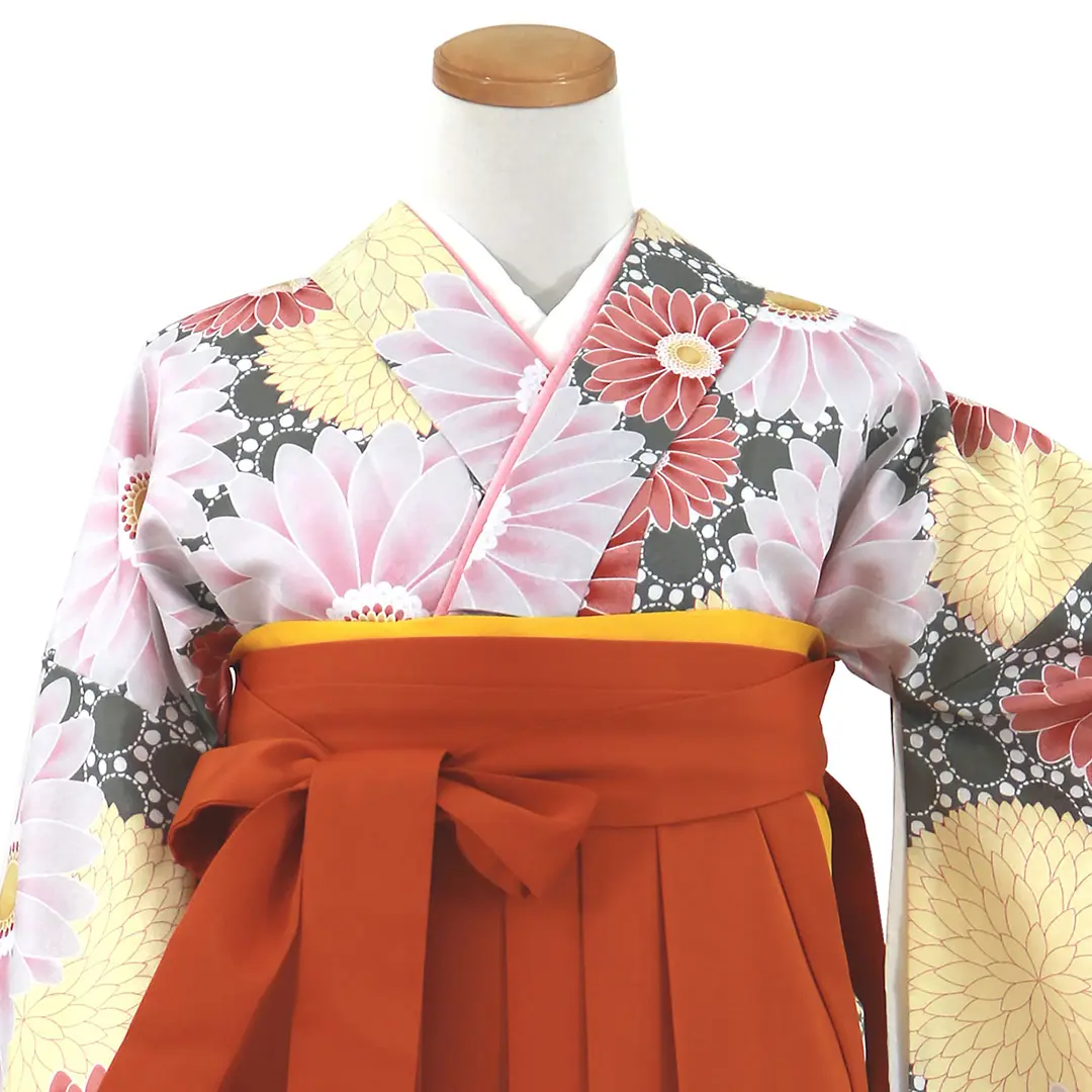 グレー地に菊とガーベラ・オレンジ袴（無地）（二尺袖）／卒業式／正面詳細