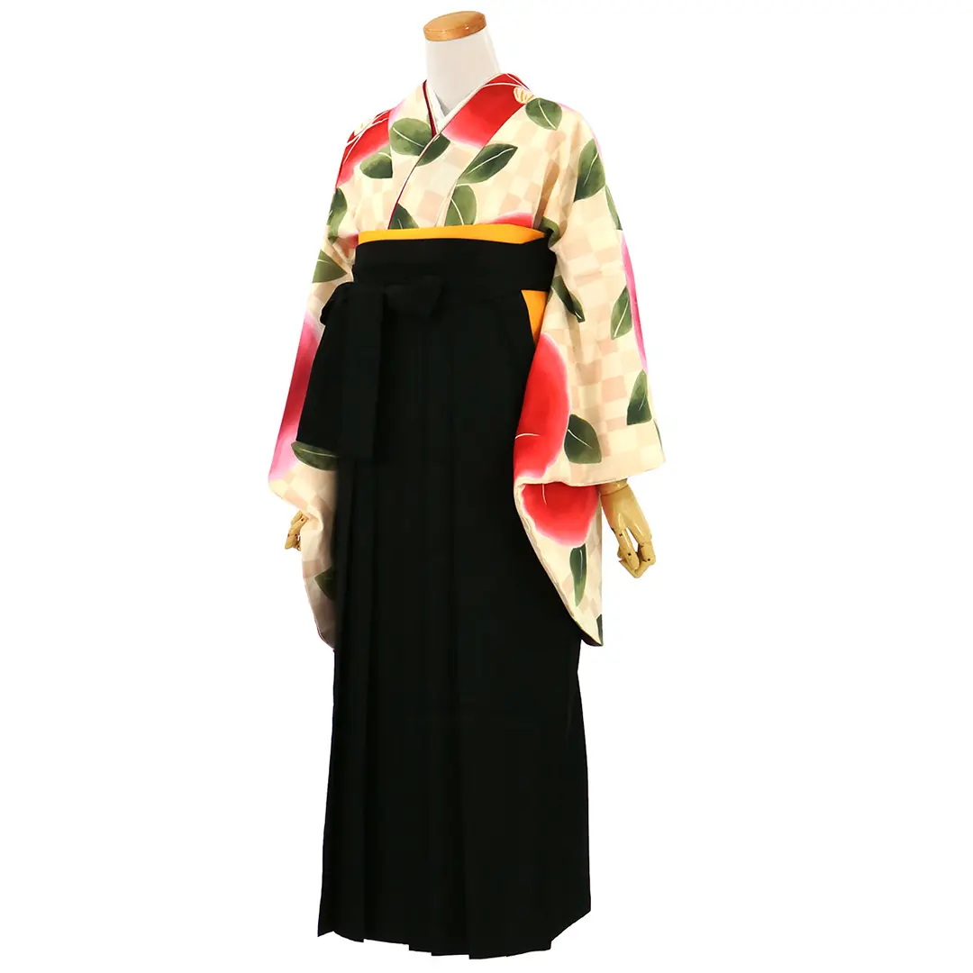 クリーム色の市松に椿・黒袴（無地） （二尺袖）／卒業式／斜め