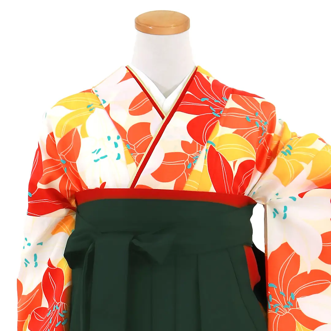 白地に紅白、山吹色の百合づくし・深緑袴（無地）（二尺袖）／卒業式／正面詳細