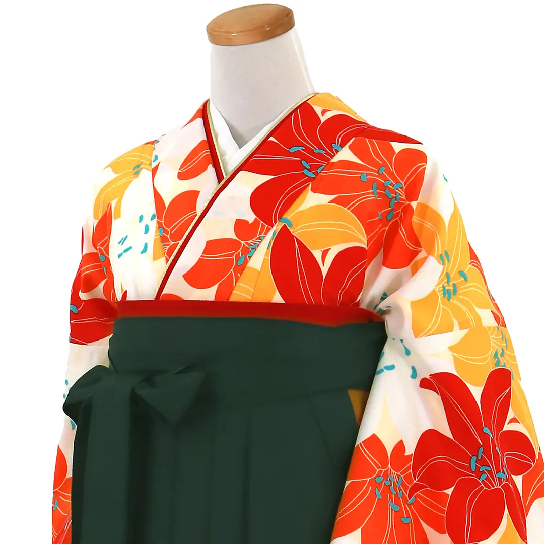 白地に紅白、山吹色の百合づくし・深緑袴（無地）（二尺袖）／卒業式／斜め詳細
