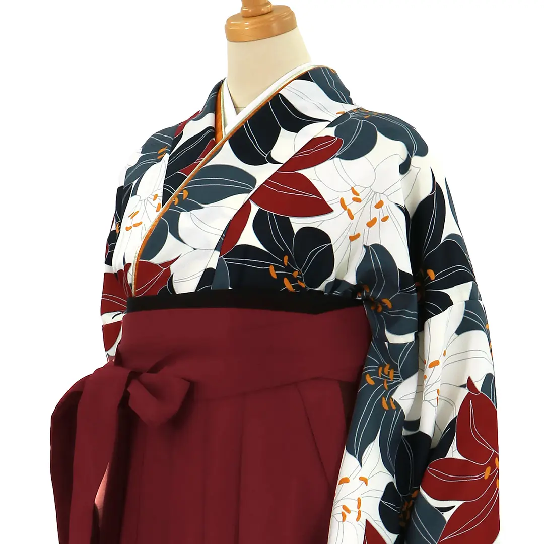 白地に紅白、灰色の百合づくし・臙脂袴（無地）（二尺袖）／卒業式／斜め詳細