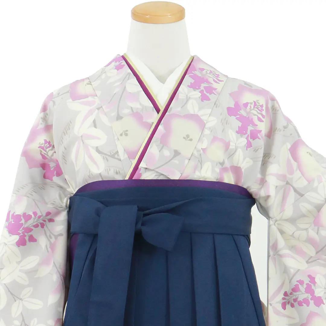 薄グレー地に桔梗、紺袴（無地）（二尺袖）／卒業式／正面詳細