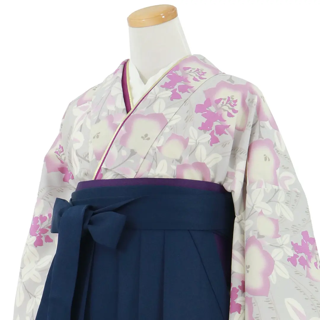 薄グレー地に桔梗、紺袴（無地）（二尺袖）／卒業式／斜め詳細