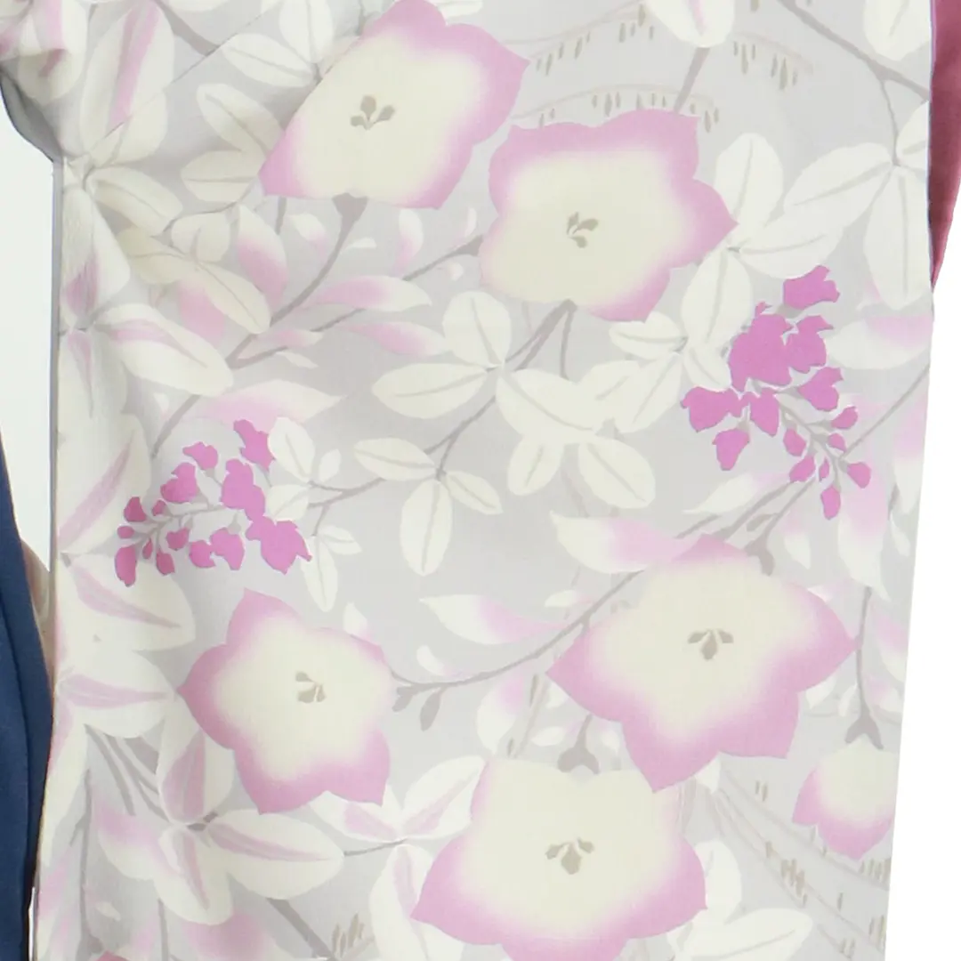 薄グレー地に桔梗・紺袴（無地） （二尺袖）／卒業式／柄詳細