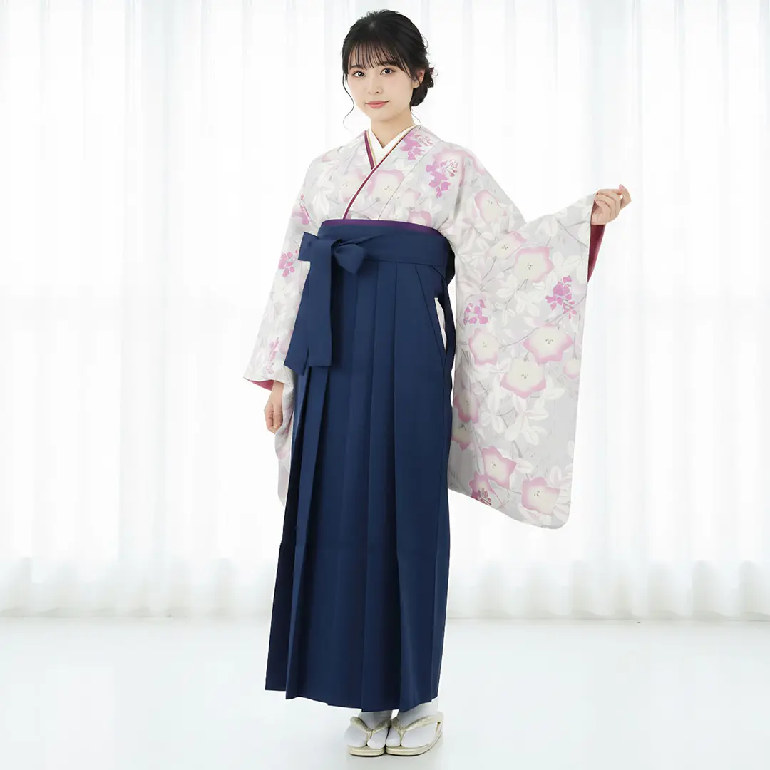 薄グレー地に桔梗・紺袴（無地） （二尺袖）／卒業式／着用イメージ
