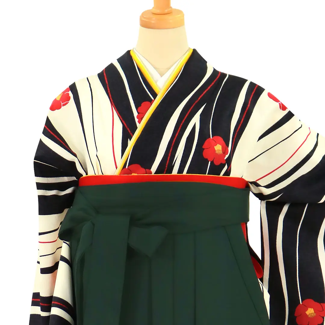 白地によろけ縞と椿・深緑袴（無地） （二尺袖）／卒業式／正面詳細