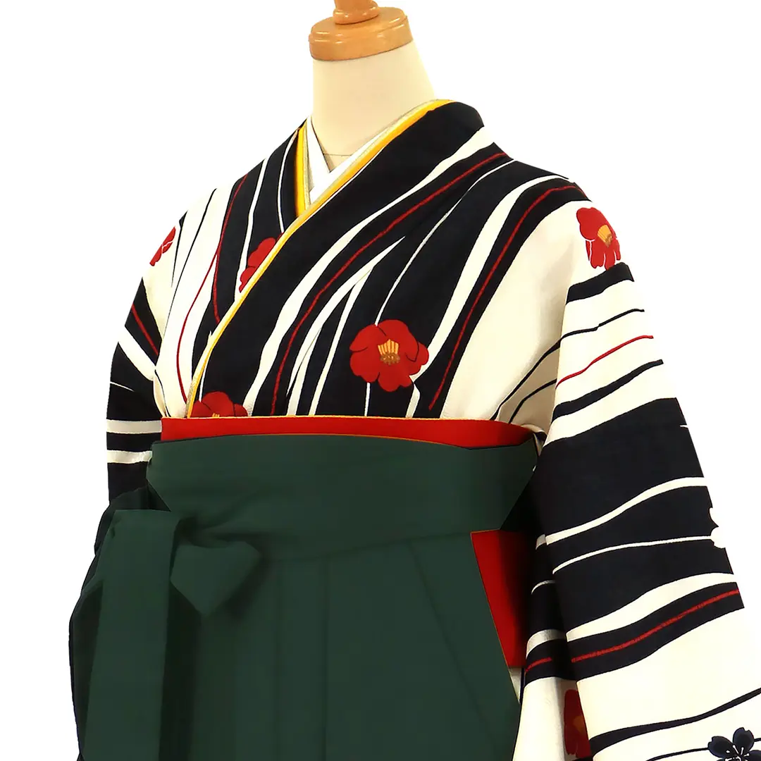 白地によろけ縞と椿・深緑袴（無地） （二尺袖）／卒業式／斜め詳細