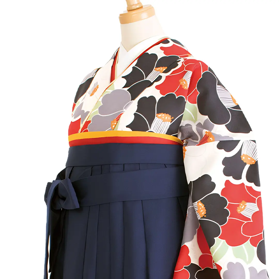 《Camellia》 白地に紅白、灰色の椿づくし・紺袴（刺繍） （二尺袖）／卒業式／斜め詳細