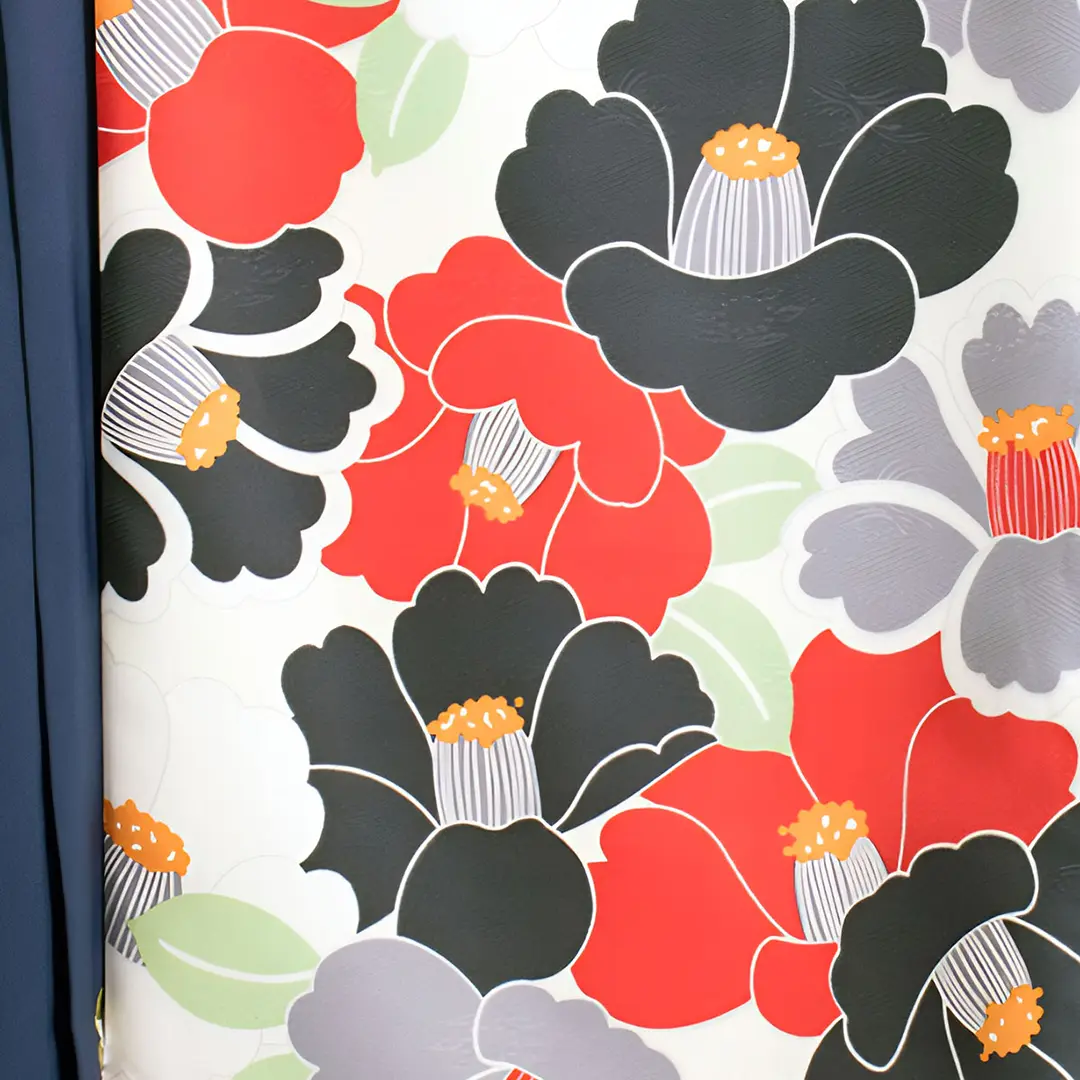 《Camellia》 白地に紅白、灰色の椿づくし・紺袴（刺繍） （二尺袖）／卒業式／柄詳細