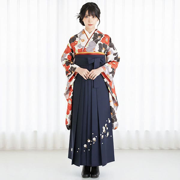 《Camellia》 白地に紅白、灰色の椿づくし・紺袴（刺繍） （二尺袖）／卒業式