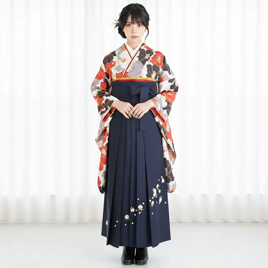 《Camellia》 白地に紅白、灰色の椿づくし・紺袴（刺繍） （二尺袖）／卒業式／着用イメージ    