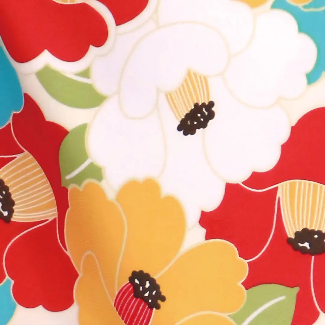 Camellia》 クリーム地に紅白、水色の椿づくし・深緑袴（無地） （二尺