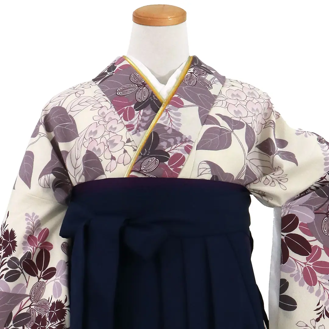 ベージュ地に秋草・紺袴（無地）（二尺袖）／卒業式／正面詳細