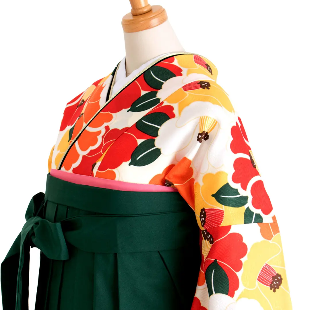 白地に紅白、山吹色の椿づくし・緑袴（刺繍） （二尺袖）／卒業式