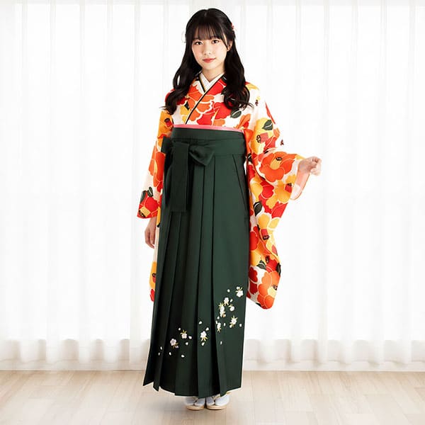 白地に紅白、山吹色の椿づくし・緑袴（刺繍） （二尺袖）／卒業式