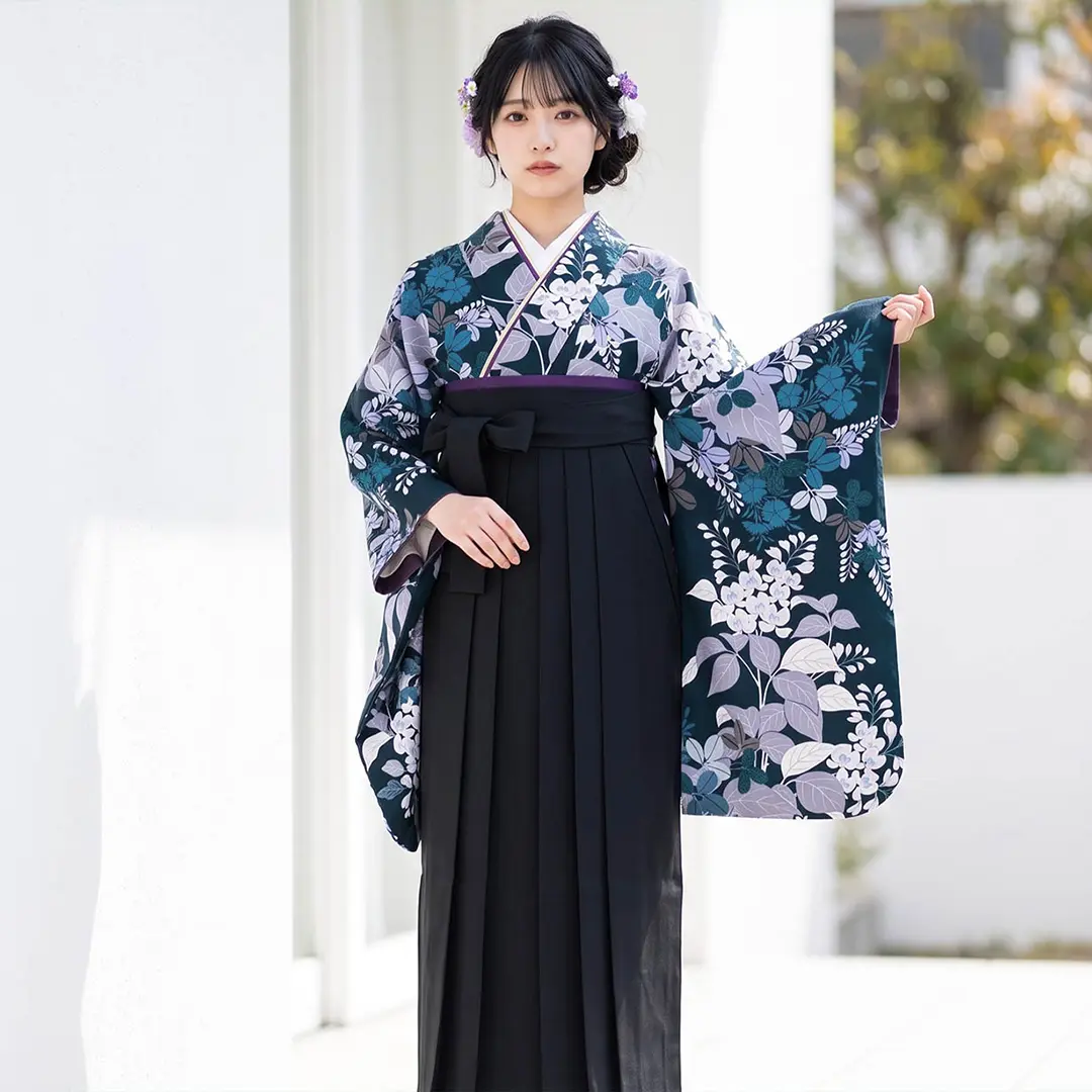 紺地に秋草・黒袴（無地） （二尺袖）／卒業式／着用イメージ