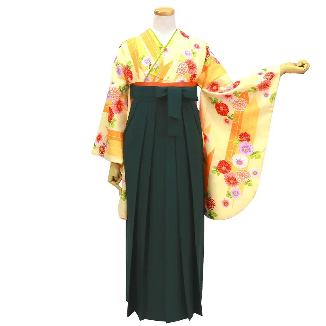 クリーム色地にオレンジの矢羽と洋花・深緑袴（無地） （二尺袖）／卒業式／正面