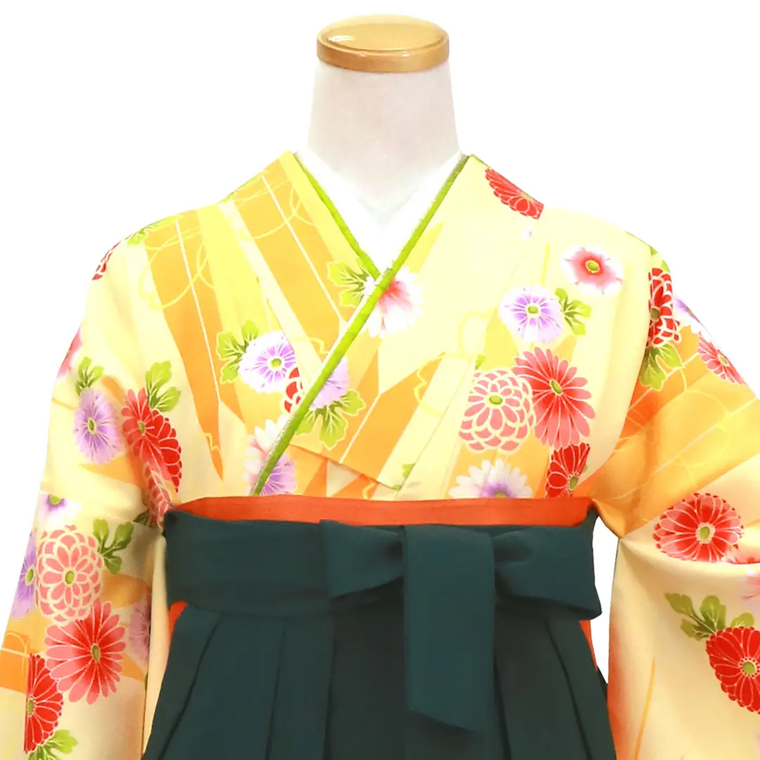 クリーム色地にオレンジの矢羽と洋花・深緑袴（無地） （二尺袖）／卒業式／正面詳細