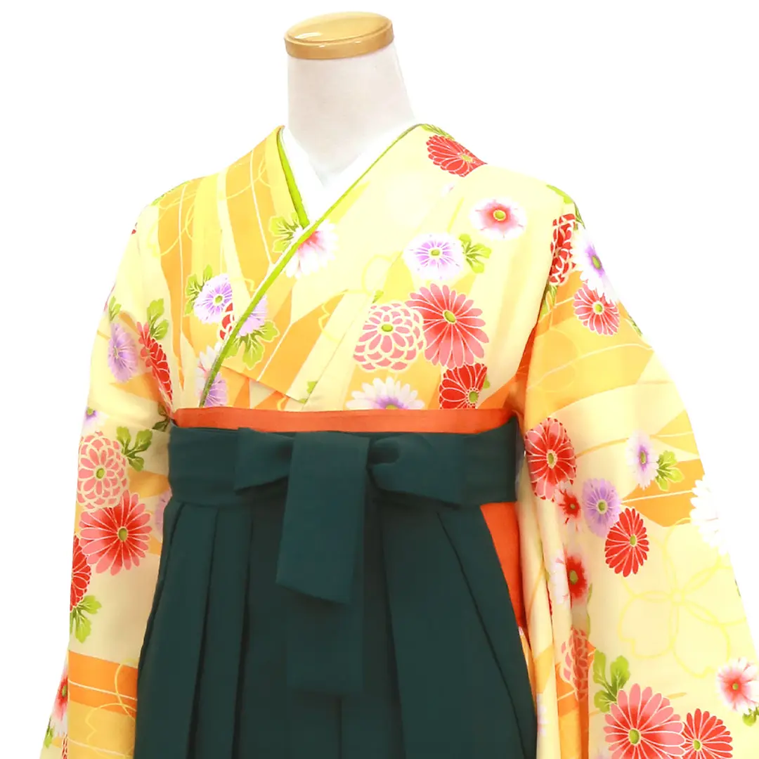 クリーム色地にオレンジの矢羽と洋花・深緑袴（無地） （二尺袖）／卒業式／斜め詳細