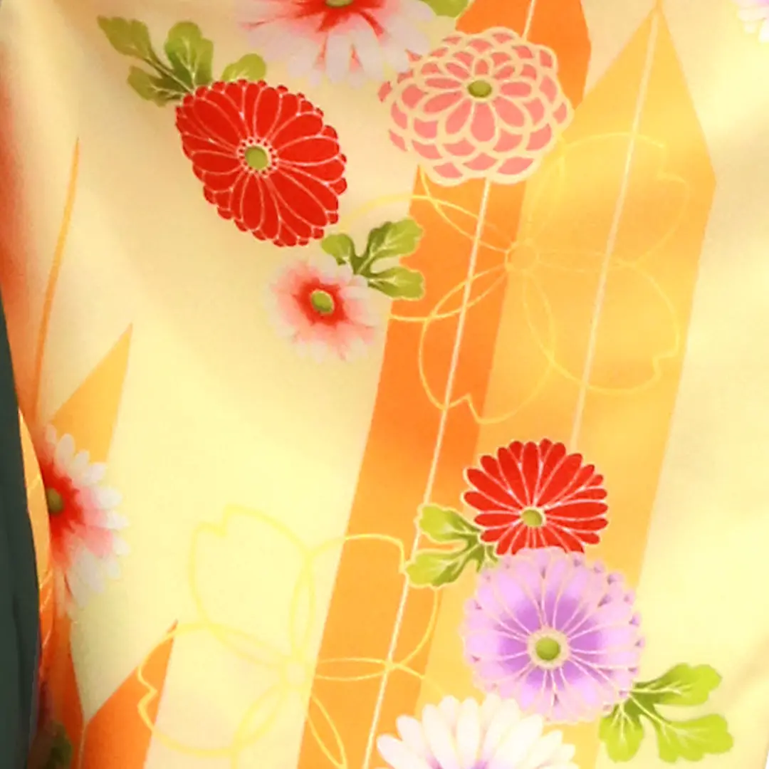 クリーム色地にオレンジの矢羽と洋花・深緑袴（無地） （二尺袖）／卒業式／柄詳細