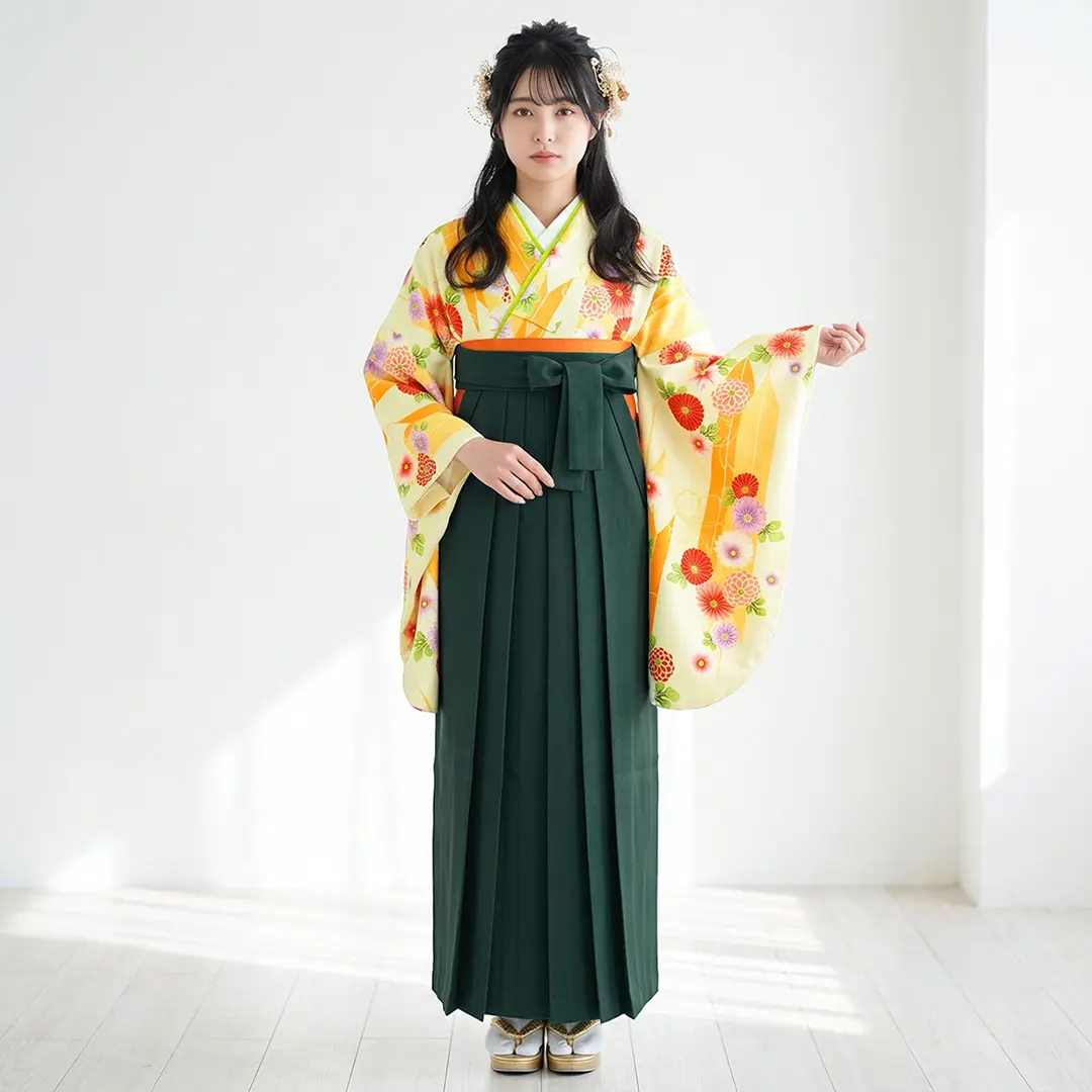 クリーム色地にオレンジの矢羽と洋花・深緑袴（無地） （二尺袖）／卒業式／着用イメージ