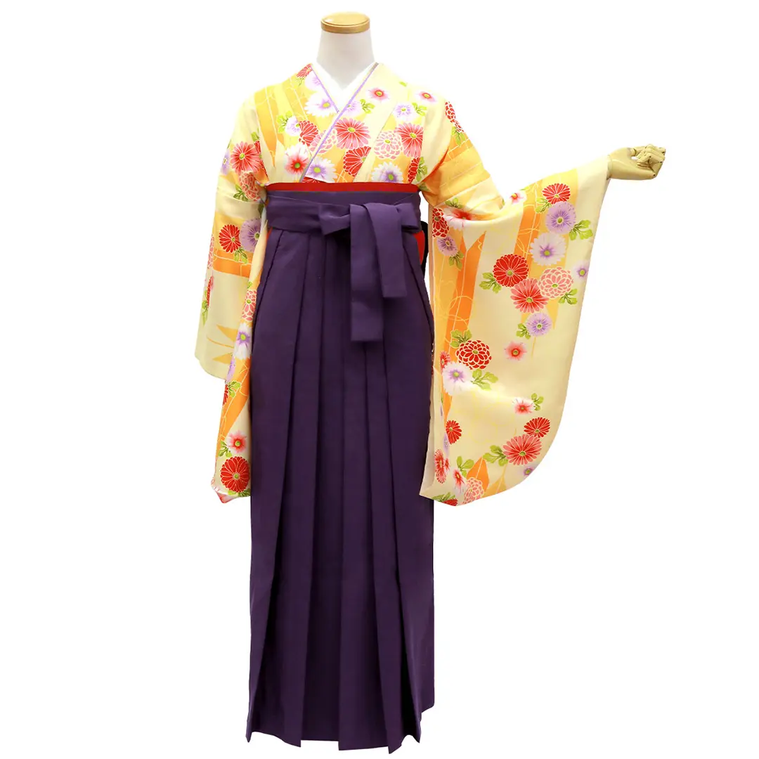 クリーム色地にオレンジの矢羽と洋花・紫袴（無地） （二尺袖）／卒業