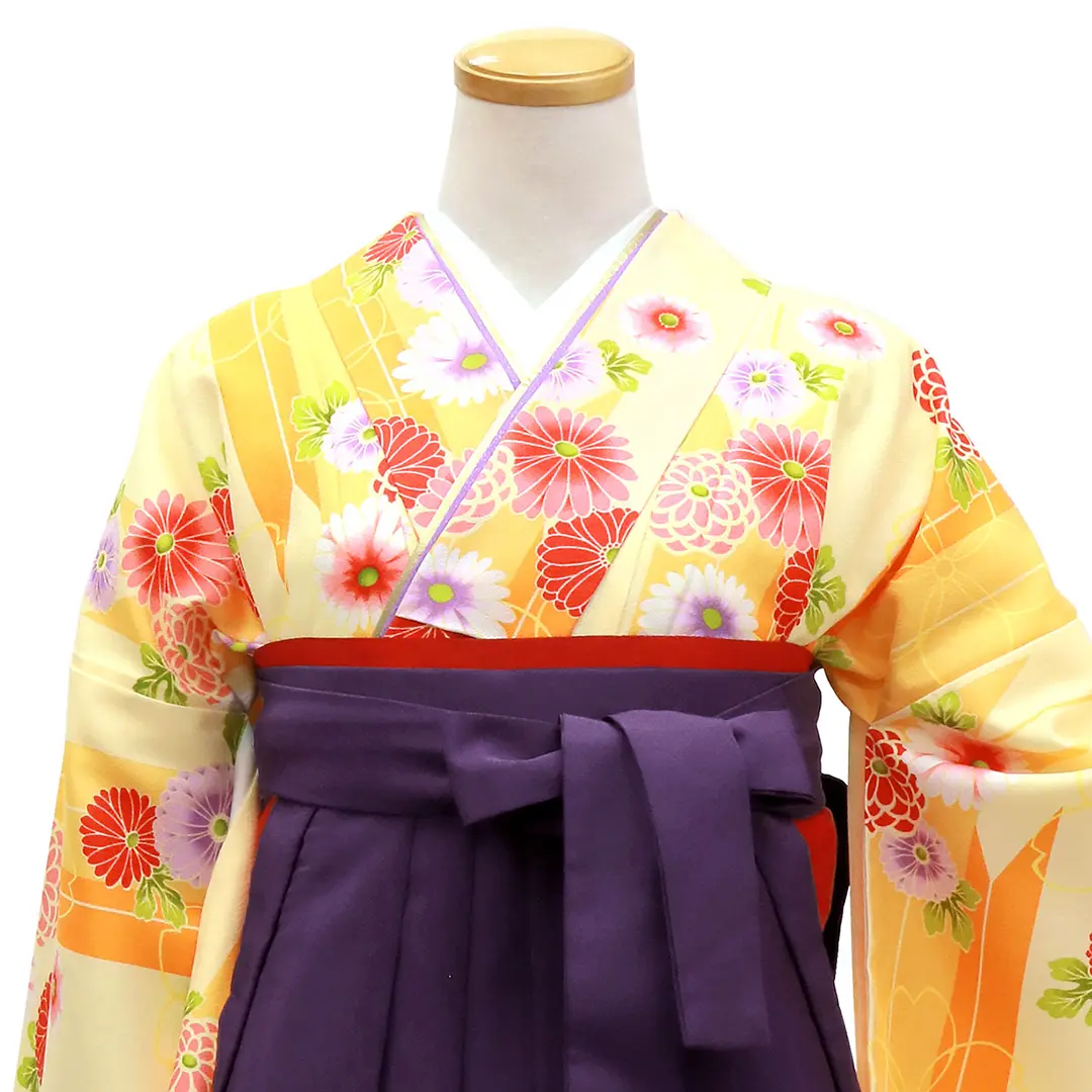 クリーム色地にオレンジの矢羽と洋花・紫袴（無地） （二尺袖）／卒業