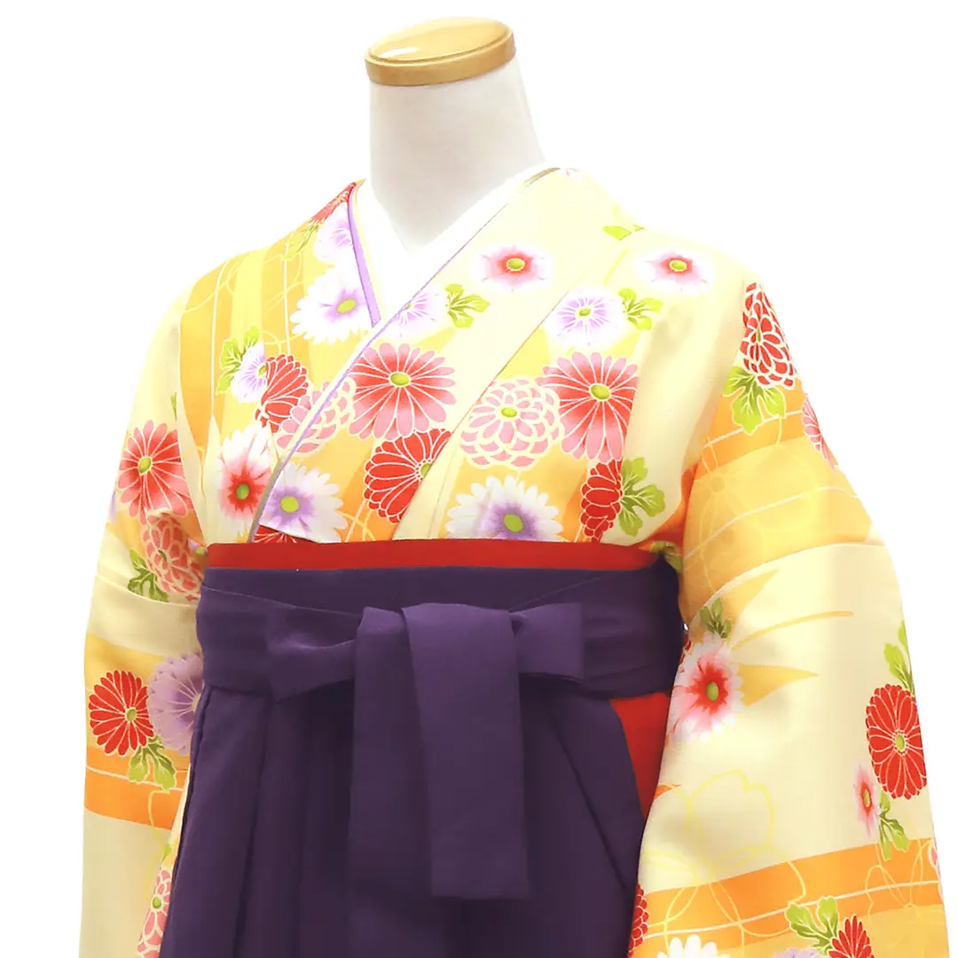 【人気セット】クリーム色地にオレンジの矢羽と洋花・紫袴（無地） （二尺袖）／卒業式／斜め詳細
