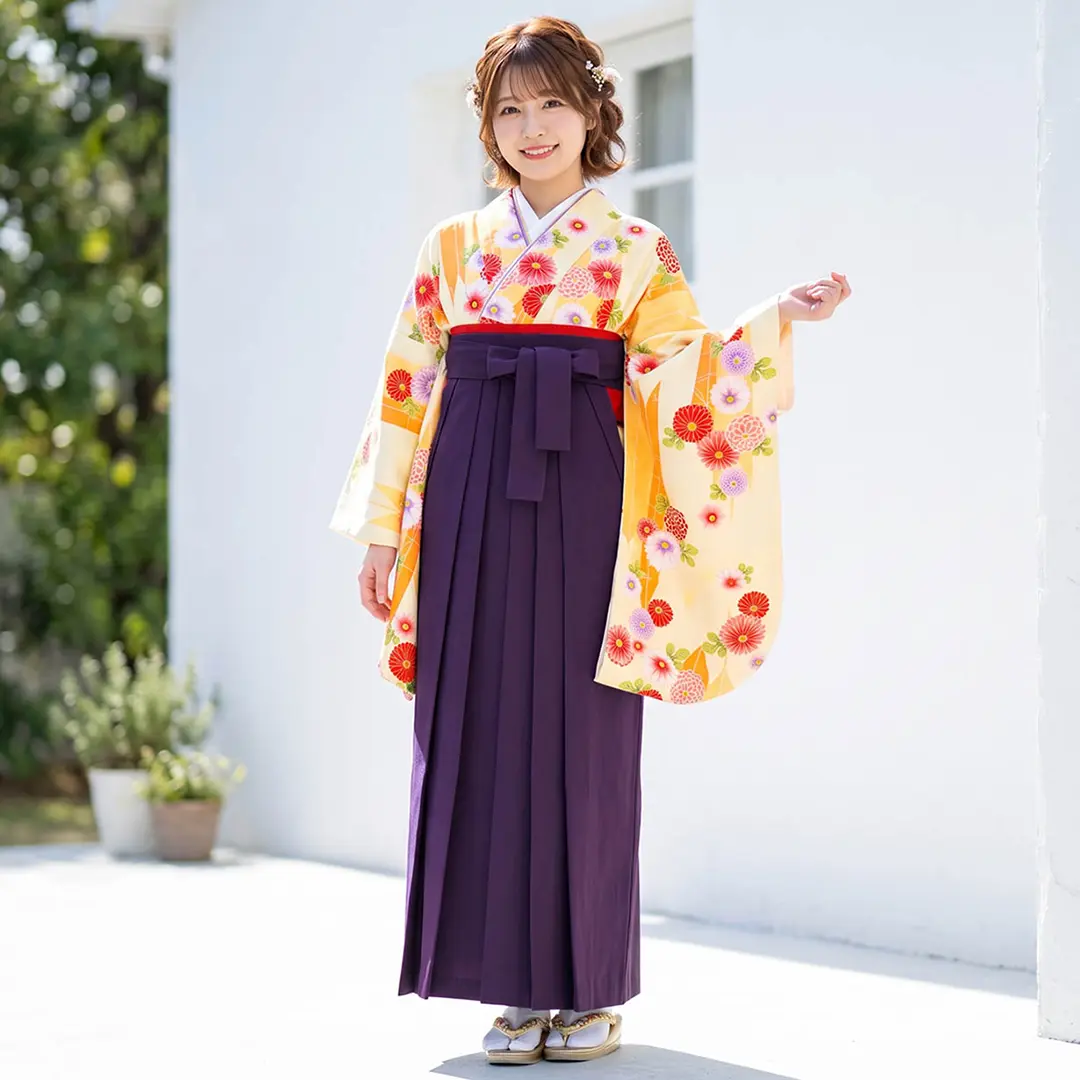 クリーム色地にオレンジの矢羽と洋花・紫袴（無地） （二尺袖）／卒業式／着用イメージ