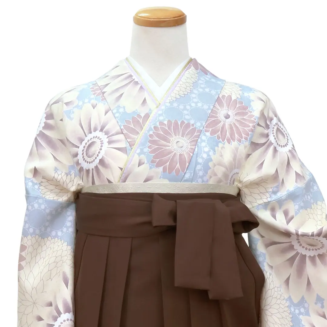 水色地にマーガレット・茶色袴（無地）（二尺袖）／卒業式 正面詳細