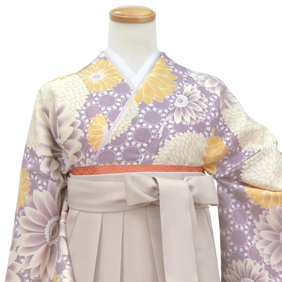 薄紫地にマーガレット・グレージュ袴（無地）（二尺袖）／卒業式 正面詳細