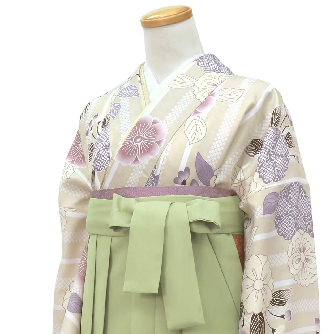 グレージュ地にストライプと桜・オリーブ袴（無地） （二尺袖）／卒業式 斜め詳細