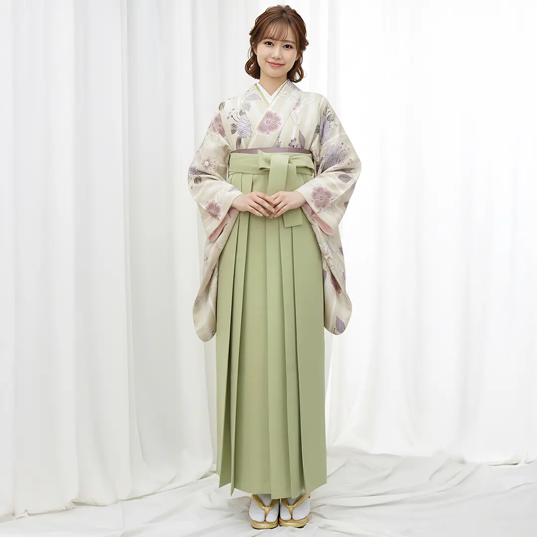 グレージュ地にストライプと桜・オリーブ袴（無地） （二尺袖）／卒業式 モデル正面詳細