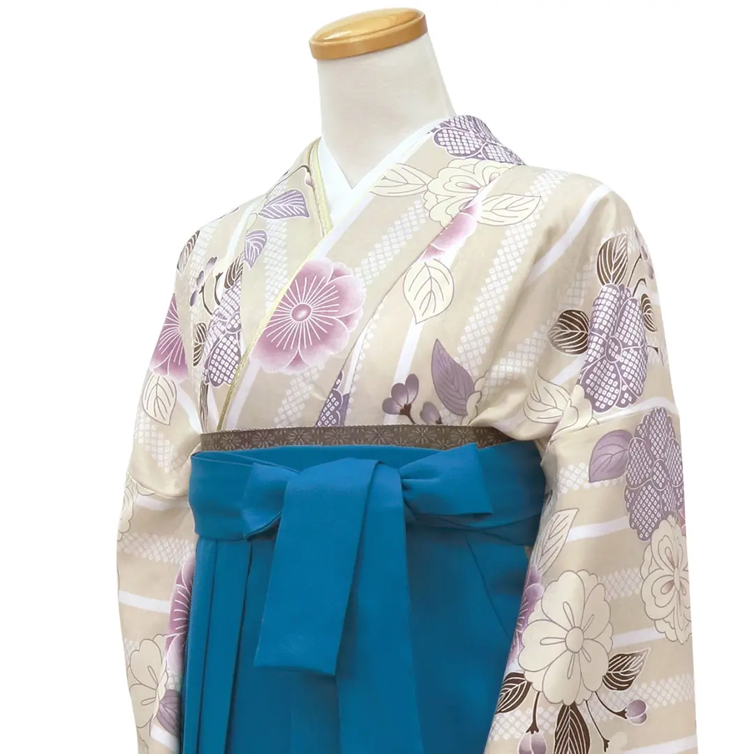 グレージュ地にストライプと桜・青袴（無地）（二尺袖）／卒業式 斜め詳細