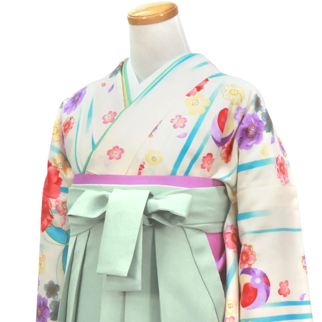 【人気セット】アイボリーにストライプ柄桜、蝶と毬模様・くすみグリーン袴（無地） （二尺袖）／卒業式／斜め詳細