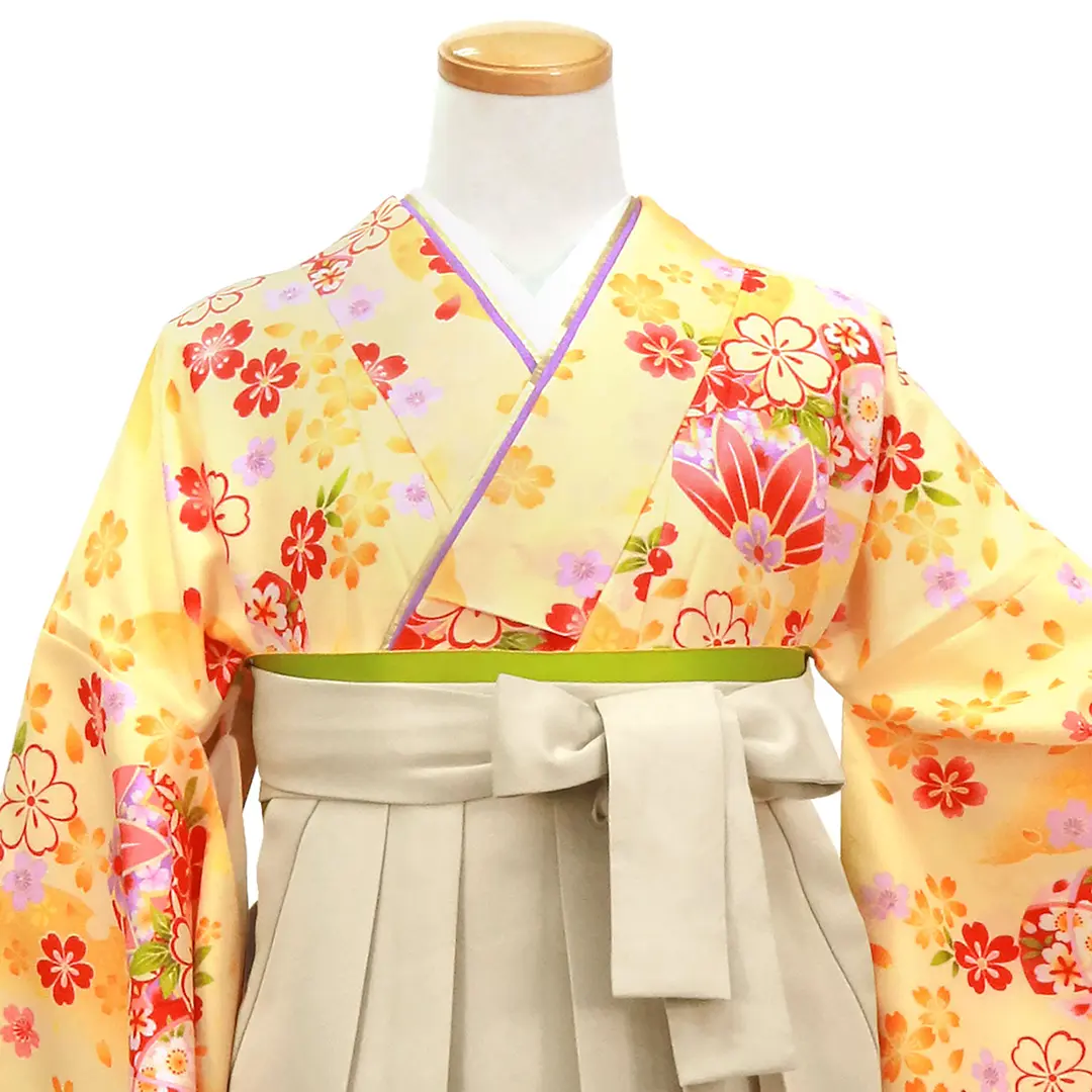 【人気セット】クリーム色地に桜と毬・グレージュ袴（無地） （二尺袖）／卒業式／正面詳細
