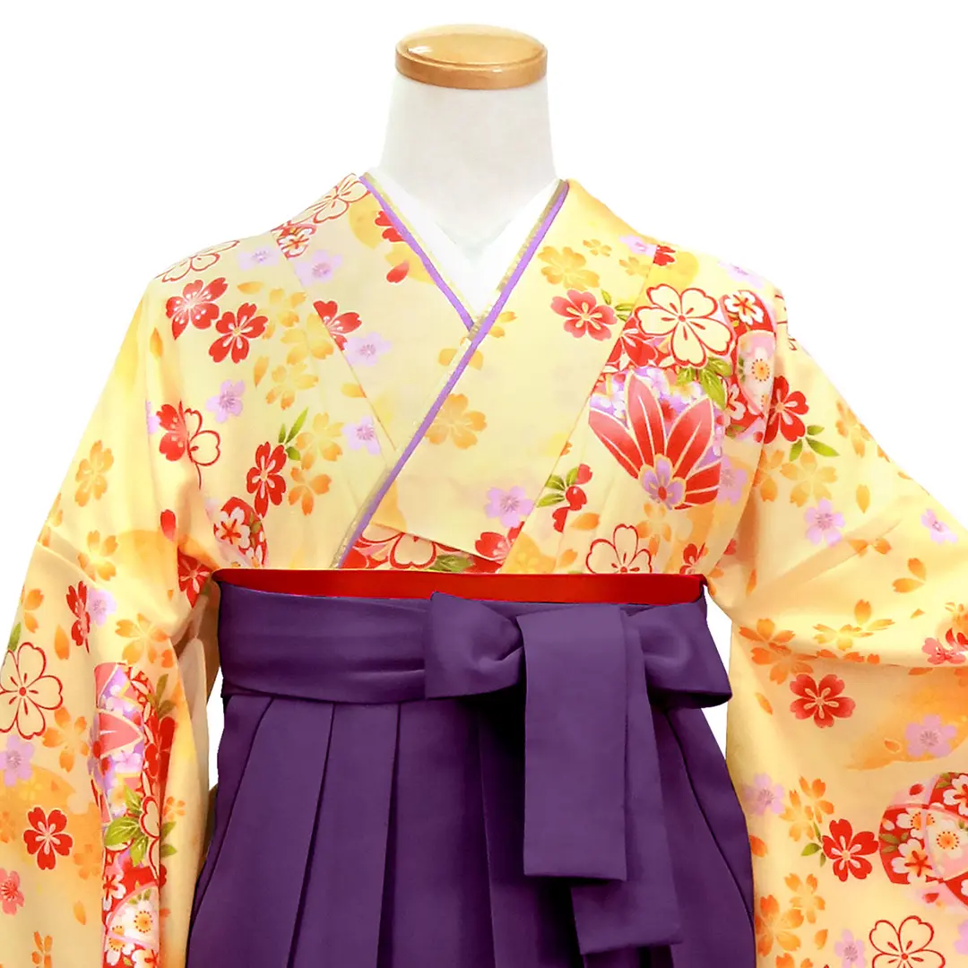 【人気セット】クリーム色地に桜と毬・紫袴（無地） （二尺袖）／卒業式／正面詳細