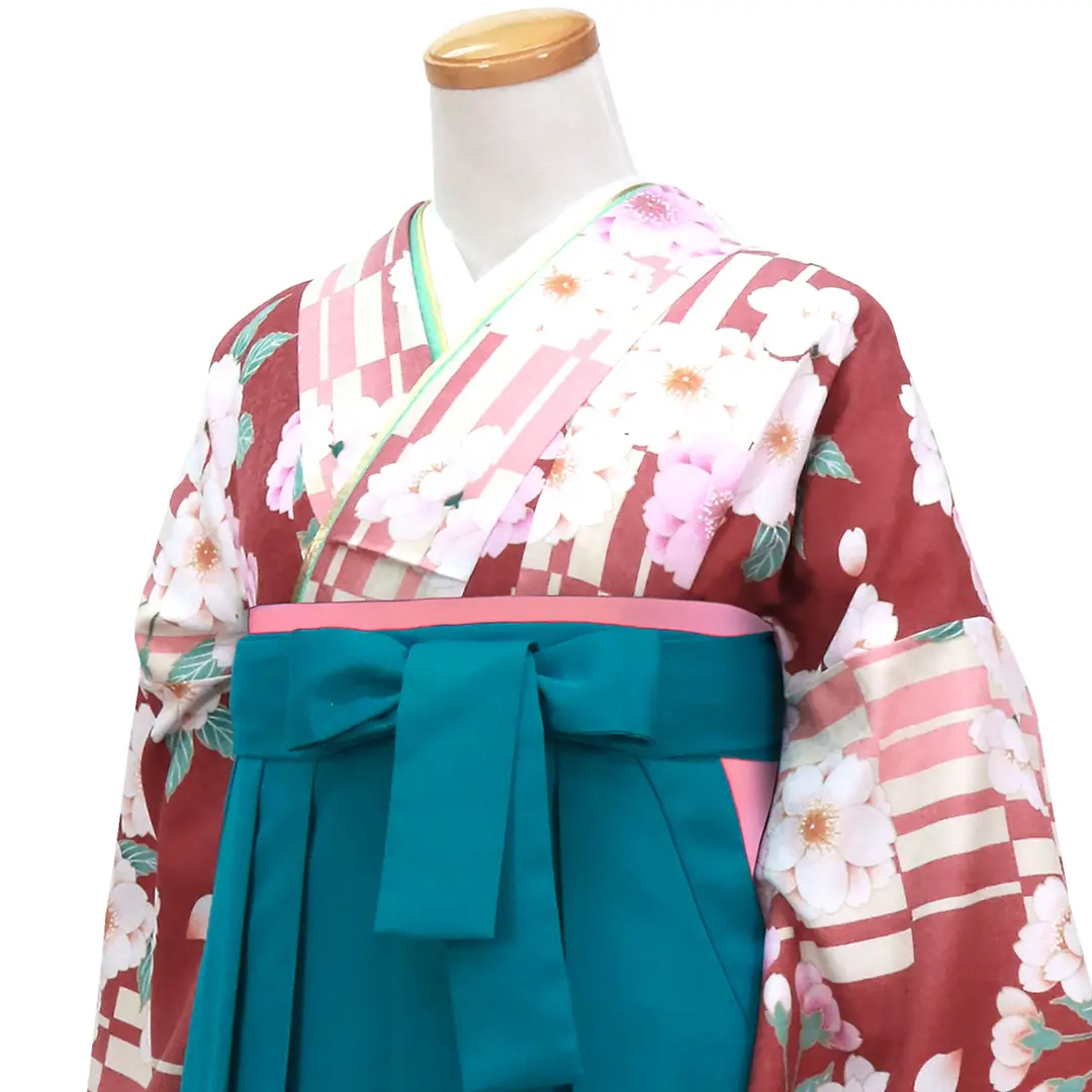 【人気セット】赤紅色に格子柄と桜・青袴（無地） （二尺袖）／卒業式／斜め詳細
