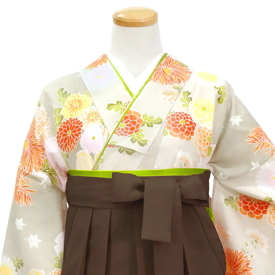 【人気セット】白花色に菊と疋田桜・茶色袴（無地） （二尺袖）／卒業式／正面詳細
