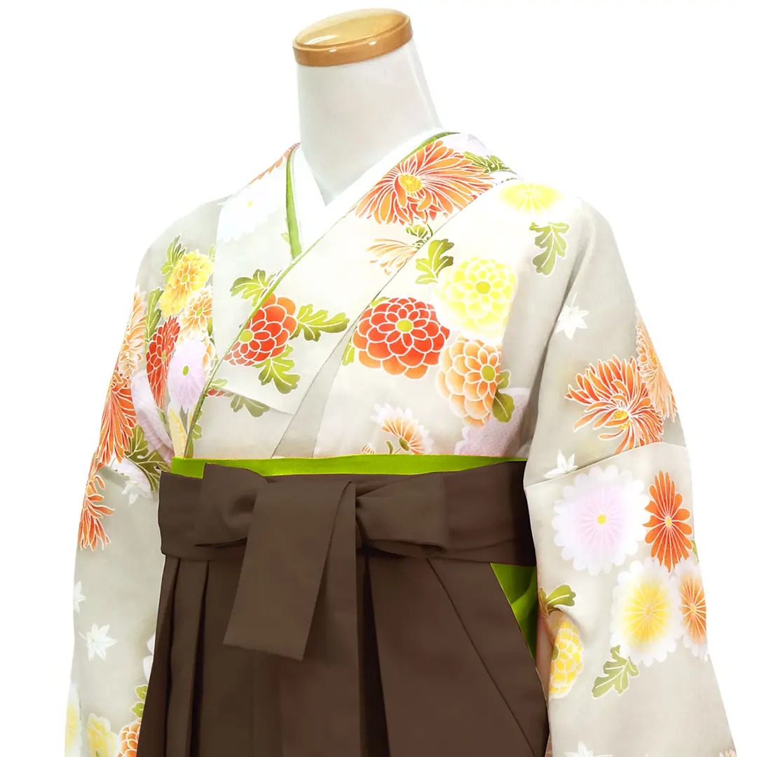 【人気セット】白花色に菊と疋田桜・茶色袴（無地） （二尺袖）／卒業式／斜め詳細