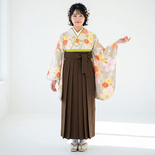 白花色に菊と疋田桜・茶色袴（無地） （二尺袖）／卒業式 | 宅配着物