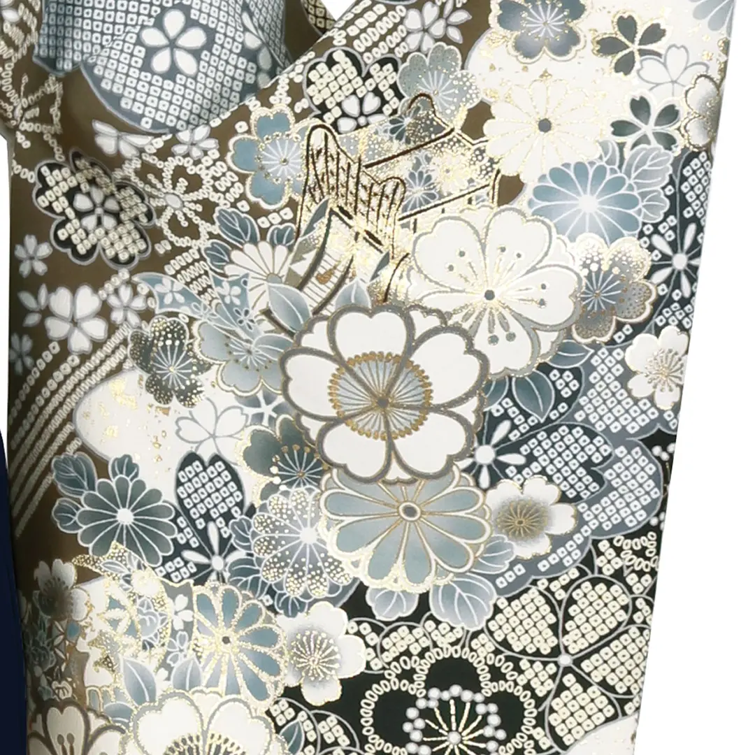 オリーブグリーン地に桜と菊、御所車・紺袴（無地） （二尺袖）／卒業式／左袖柄詳細