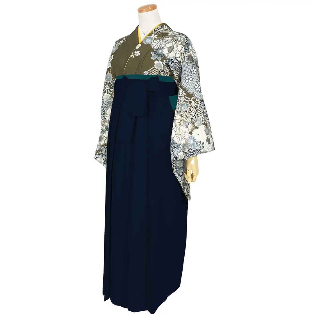 オリーブグリーン地に桜と菊、御所車・紺袴（無地） （二尺袖）／卒業式／斜め