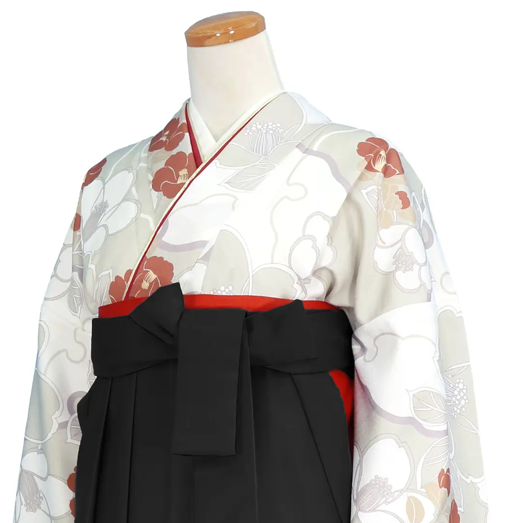 【2026年新作】白灰地に雪輪と赤い椿・黒袴（無地） （二尺袖）／卒業式／斜め詳細