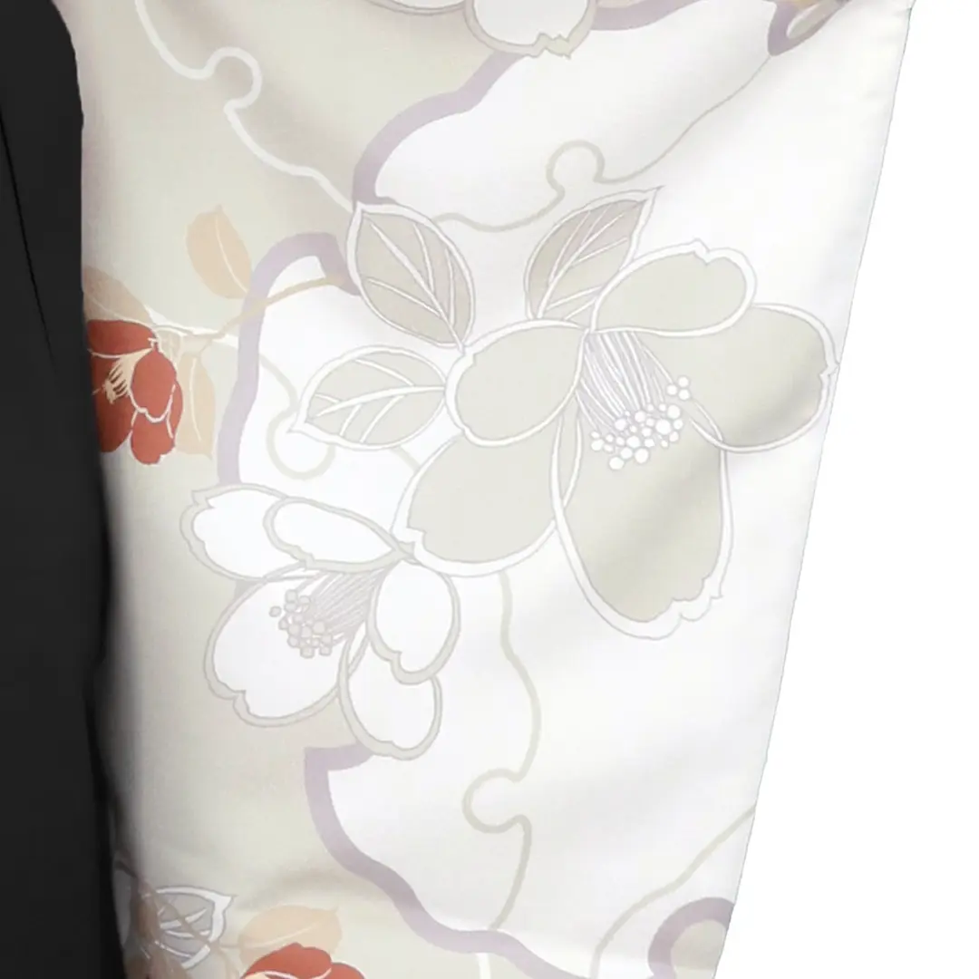 【2026年新作】白灰地に雪輪と赤い椿・黒袴（無地） （二尺袖）／卒業式／左袖柄詳細