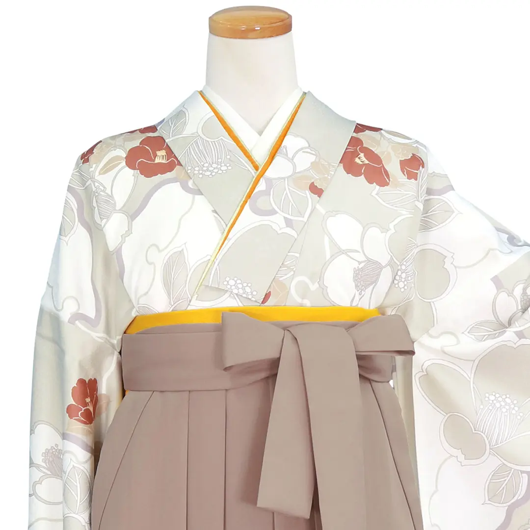 白灰地に雪輪と赤い椿・モカ袴（無地） （二尺袖）／卒業式／正面詳細